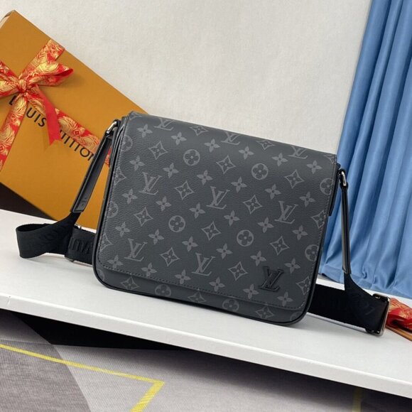 Louis Vuitton District PM Shoulder Crossbody Bag - Picture 1 of 8